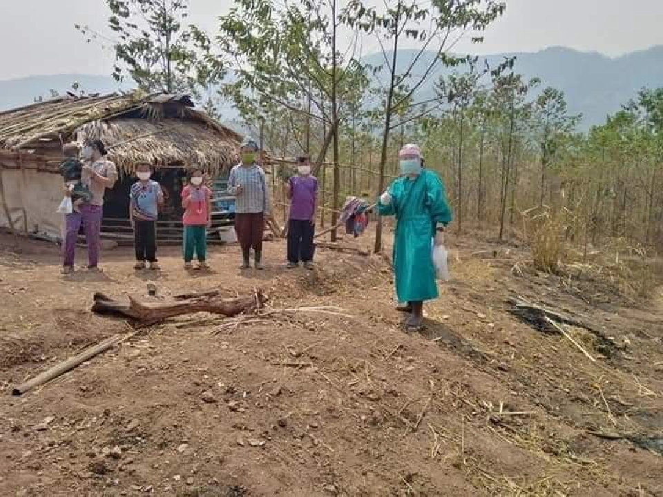 สุดยอด "คุณหมอจังหวัดน่าน" เดินข้ามดอย ไปรักษาเด็กน้อยมีไข้