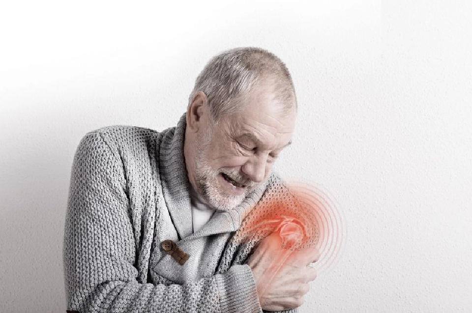 เตือนปวดไหล่ยกแขนไม่สุดสัญญาณกระดูกงอกทับเอ็นข้อไหล่