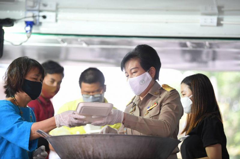 กทม.เปิดรถครัวสนามปรุงอาหารแจกจ่ายประชาชน