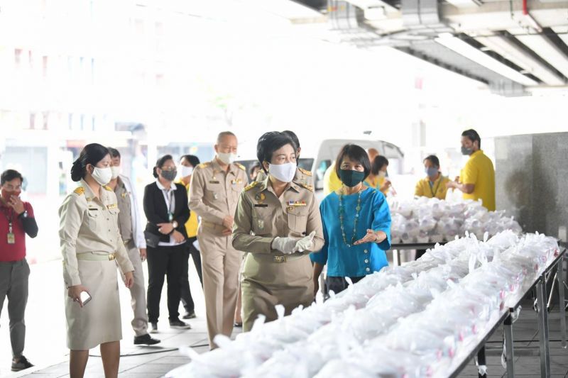 กทม.เปิดรถครัวสนามปรุงอาหารแจกจ่ายประชาชน