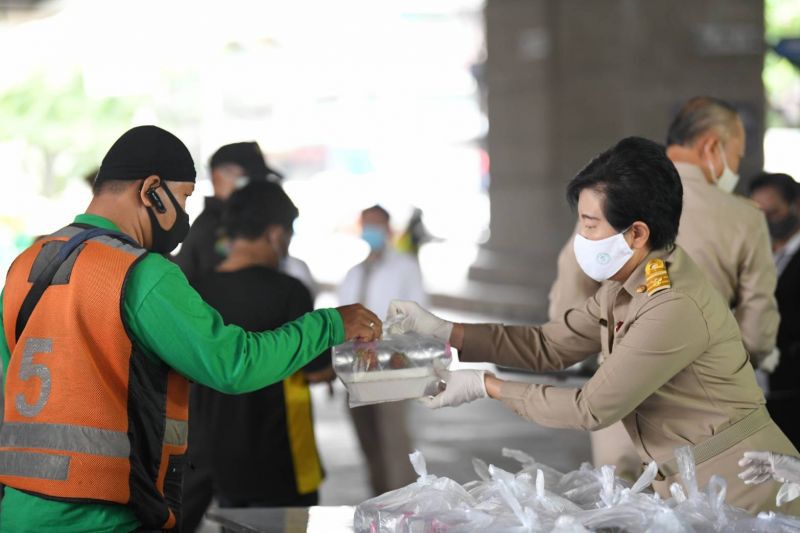 กทม.เปิดรถครัวสนามปรุงอาหารแจกจ่ายประชาชน