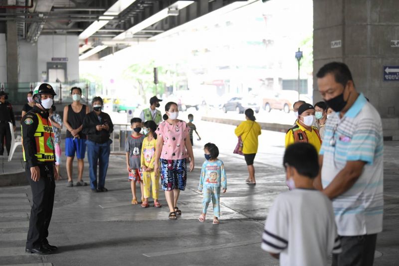 กทม.เปิดรถครัวสนามปรุงอาหารแจกจ่ายประชาชน