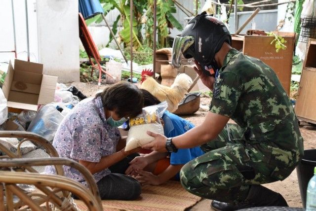 “แกร็บลายพราง” ส่งอาหารช่วยชาวบ้าน ไม่ต้องผ่านแอพ