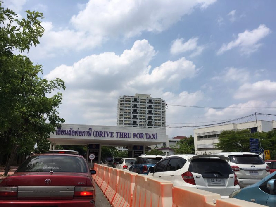 แห่ต่อภาษีรถแน่นสำนักงานขนส่ง
