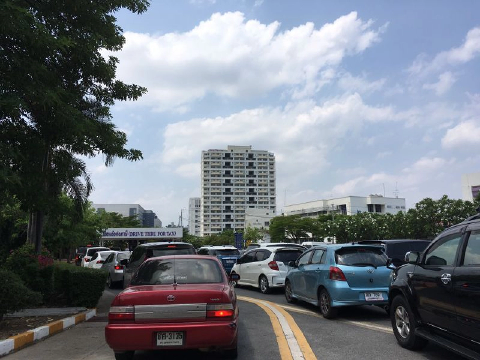 แห่ต่อภาษีรถแน่นสำนักงานขนส่ง