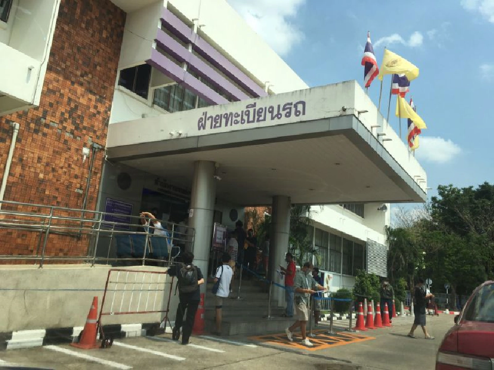 แห่ต่อภาษีรถแน่นสำนักงานขนส่ง