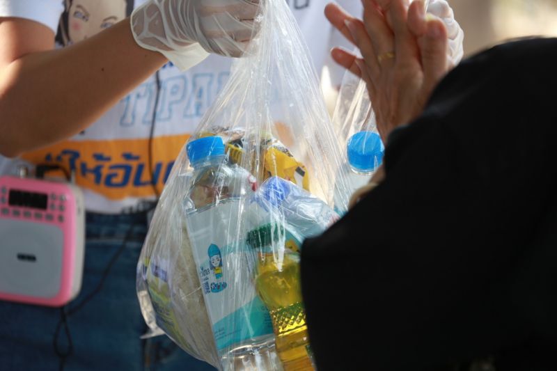“ทิพานัน”ลุย7ชุมชนแจกถุงยังชีพสู้ภัยโควิด