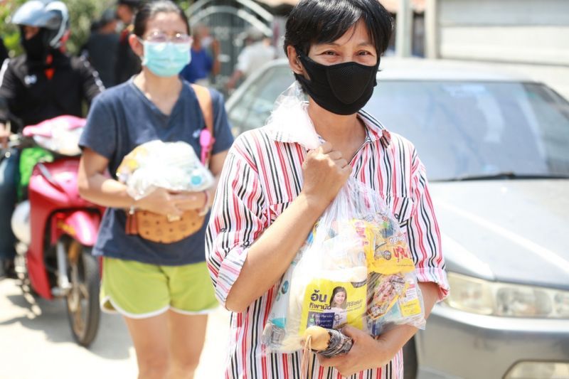 “ทิพานัน”ลุย7ชุมชนแจกถุงยังชีพสู้ภัยโควิด