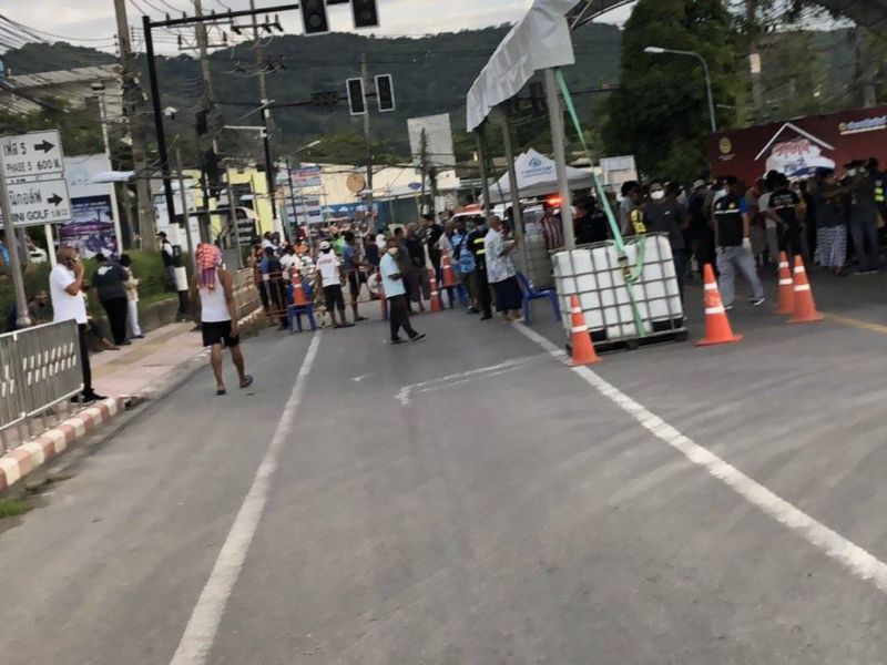 ประชาชนรวมตัวประท้วงขอเดินทางออกนอกพื้นที่ภูเก็ต