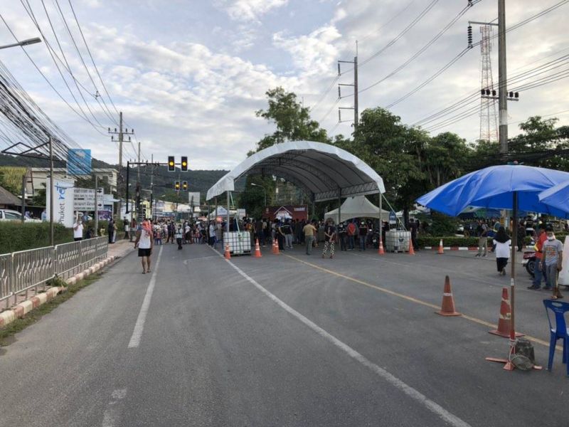 ประชาชนรวมตัวประท้วงขอเดินทางออกนอกพื้นที่ภูเก็ต