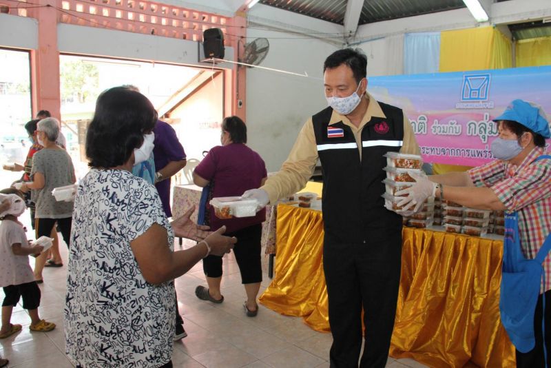 การเคหะฯแจกข้าว10,000กล่องเลี้ยงชุมชน