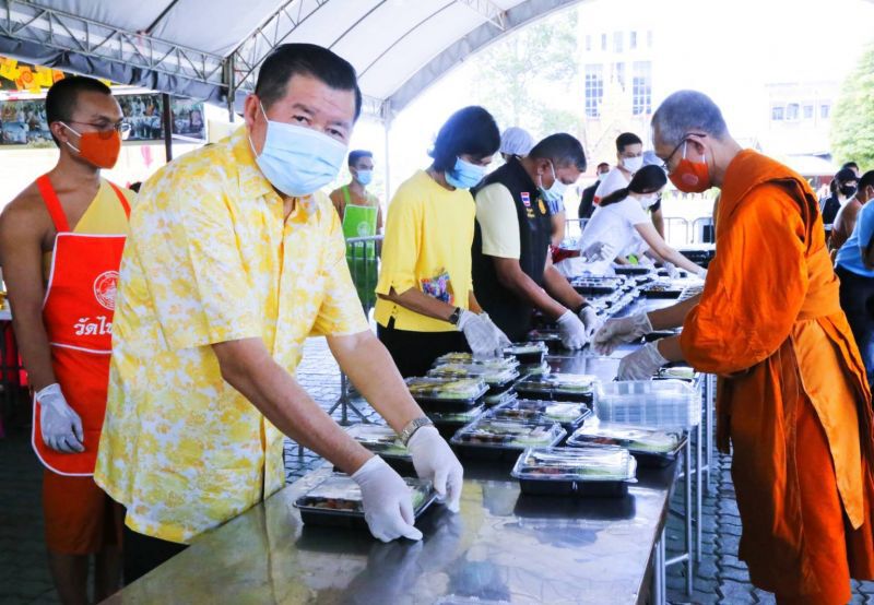 "นิพนธ์" ถวายปัจจัยและไก่ปรุงอาหารแก่คณะสงฆ์ -ปชช.สู้ภัยโควิด-19
