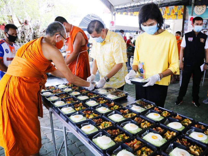 "นิพนธ์" ถวายปัจจัยและไก่ปรุงอาหารแก่คณะสงฆ์ -ปชช.สู้ภัยโควิด-19