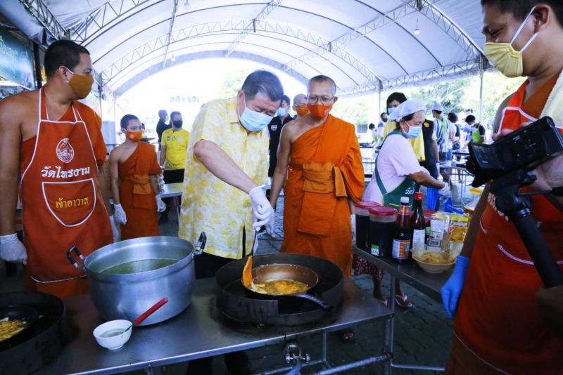 "นิพนธ์" ถวายปัจจัยและไก่ปรุงอาหารแก่คณะสงฆ์ -ปชช.สู้ภัยโควิด-19