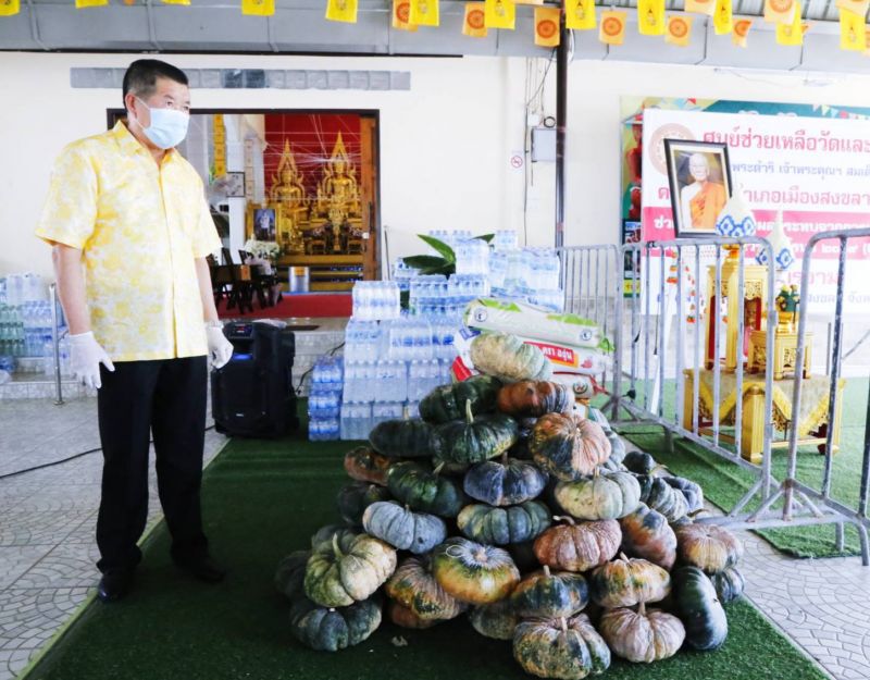 "นิพนธ์" ถวายปัจจัยและไก่ปรุงอาหารแก่คณะสงฆ์ -ปชช.สู้ภัยโควิด-19