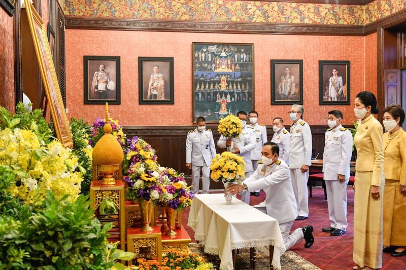 นายกฯและภริยาพร้อมครม. ลงนามถวายพระพรชัยเนื่องในโอกาสวันฉัตรมงคล