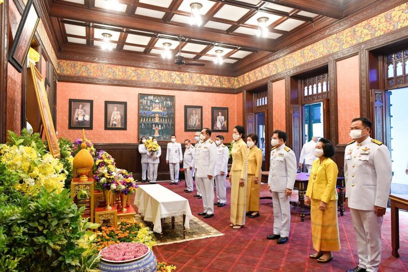 นายกฯและภริยาพร้อมครม. ลงนามถวายพระพรชัยเนื่องในโอกาสวันฉัตรมงคล