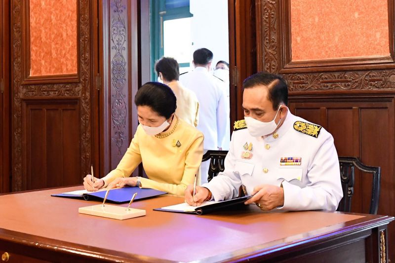 นายกฯและภริยาพร้อมครม. ลงนามถวายพระพรชัยเนื่องในโอกาสวันฉัตรมงคล