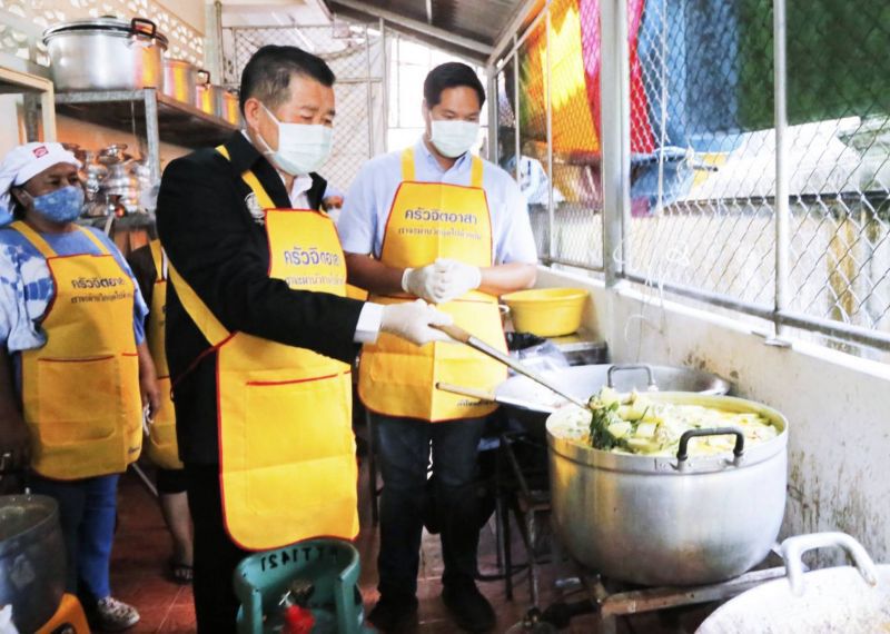  “นิพนธ์”เปิดครัวทำอาหาร ช่วยประชาชนสู้ภัยโควิด