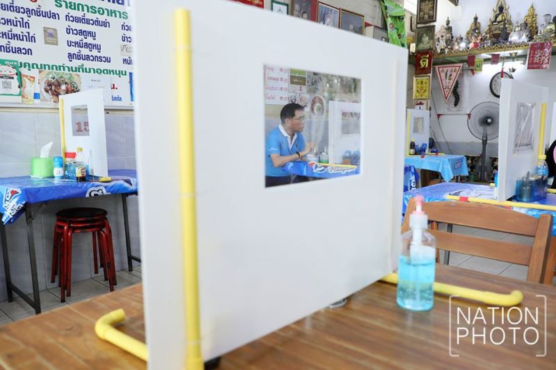 ฉากกั้นไทยประดิษฐ์ เว้นระยะห่างร้านก๋วยเตี๋ยวปลา