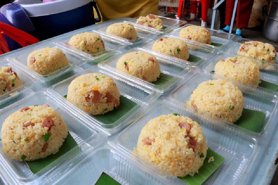 ข้าวกล่องสู้โควิดลำปางรักษ์โลก"ไร้โฟม" 