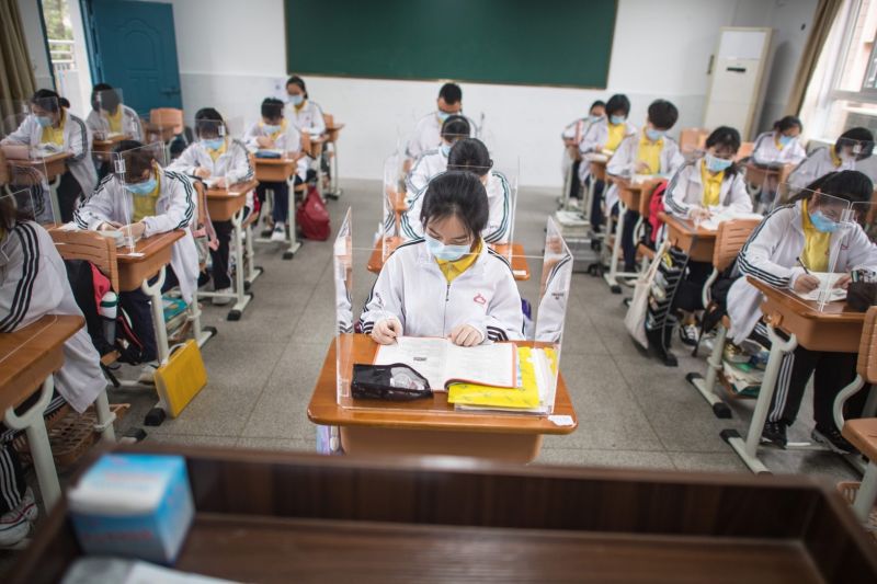 แผ่นพลาสติกใสป้องกันโควิด-19 อุปกรณ์ใหม่ในชั้นเรียนอู่ฮั่น 