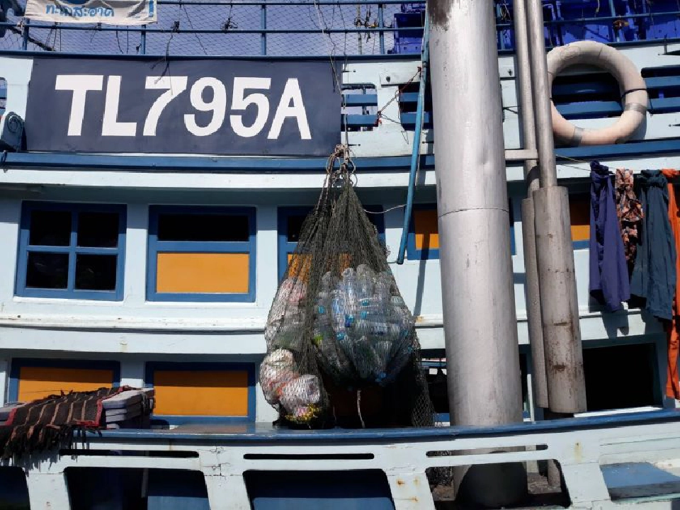 ประมงเก็บขยะคืนฝั่งฝ่าโควิด