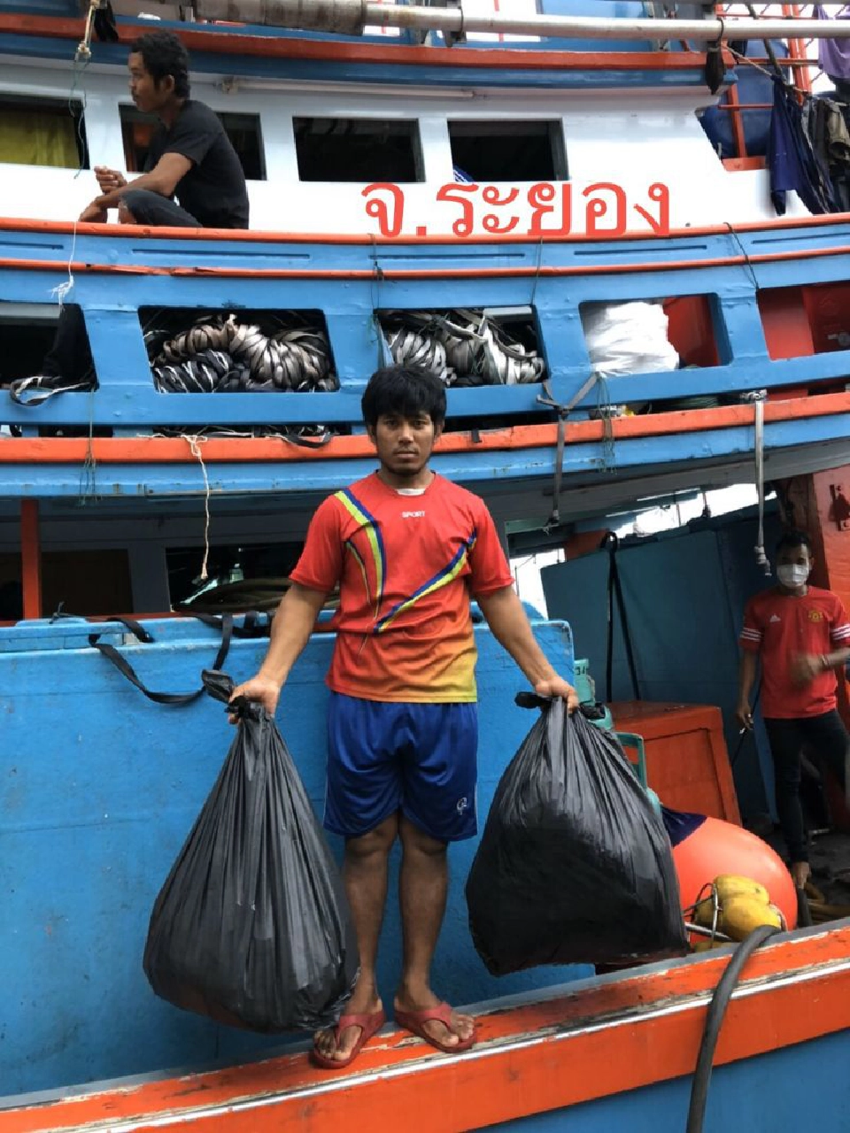 ประมงเก็บขยะคืนฝั่งฝ่าโควิด