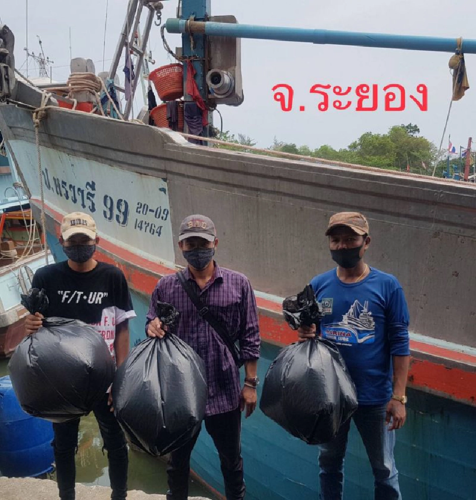 ประมงเก็บขยะคืนฝั่งฝ่าโควิด