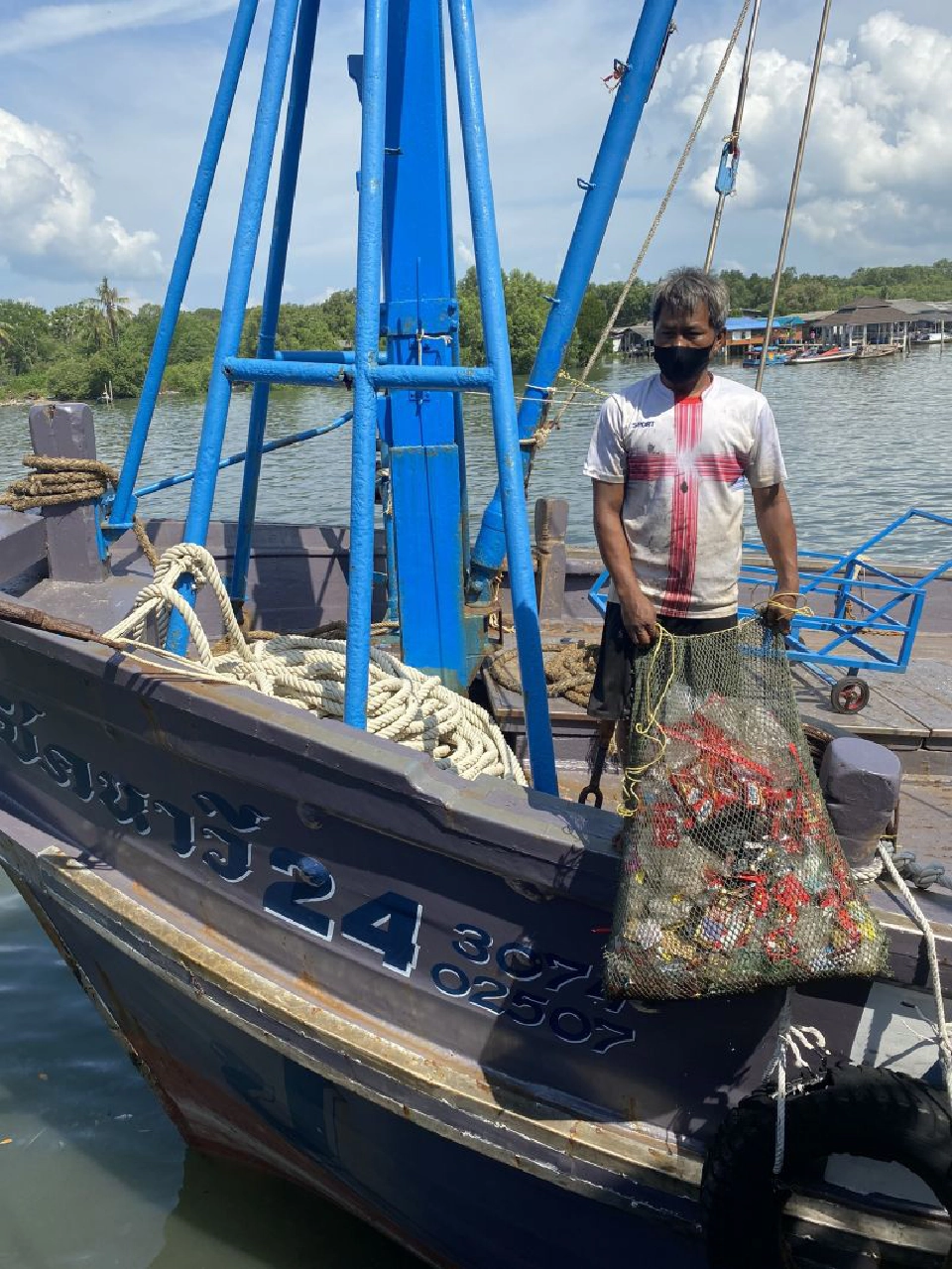 ประมงเก็บขยะคืนฝั่งฝ่าโควิด