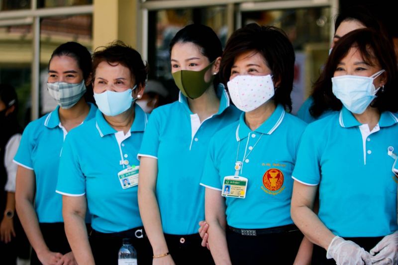 ส.ส.หญิง พปชร.ในนามชมรมสมาชิกรัฐสภาสตรีไทย แจกถุงยังชีพ