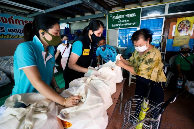 ส.ส.หญิง พปชร.ในนามชมรมสมาชิกรัฐสภาสตรีไทย แจกถุงยังชีพ