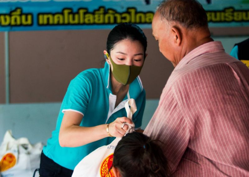ส.ส.หญิง พปชร.ในนามชมรมสมาชิกรัฐสภาสตรีไทย แจกถุงยังชีพ