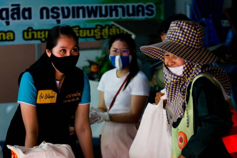 ส.ส.หญิง พปชร.ในนามชมรมสมาชิกรัฐสภาสตรีไทย แจกถุงยังชีพ