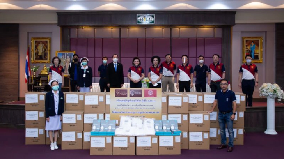 คณะนศ.หลักสูตรผู้นำธุรกิจระดับโลกมอบอุปกรณ์ทางการแพทย์สู้ภัยโควิด