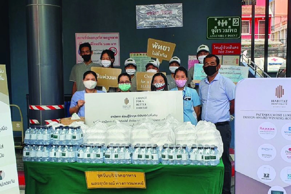 ฮาบิแททฯมอบอาหาร-เครื่องดื่มให้ร.พ.เมืองพัทยา