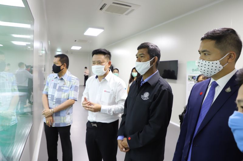 ผู้ตรวจราชการสำนักนายกรัฐมนตรี ตรวจเยี่ยมโรงงานหน้ากากอนามัยซีพี ชื่นชมกระบวนการผลิต