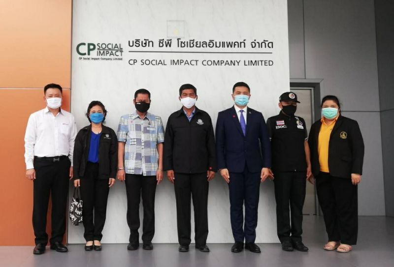 ผู้ตรวจราชการสำนักนายกรัฐมนตรี ตรวจเยี่ยมโรงงานหน้ากากอนามัยซีพี ชื่นชมกระบวนการผลิต