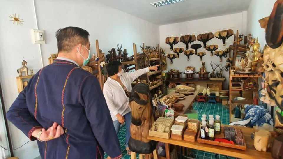 เร่งหาตลาดช่วยกลุ่มไม้แกะสลัก”บ้านหลุก”