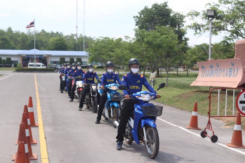 กองทัพส่งทีม “มอเตอร์ไซค์” แจกอาหาร-ช่วยผู้ป่วยติดเตียง