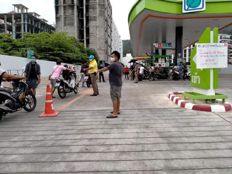 ฝรั่งใจดีแจกน้ำมันฟรีผู้ได้รับผลกระทบโควิด