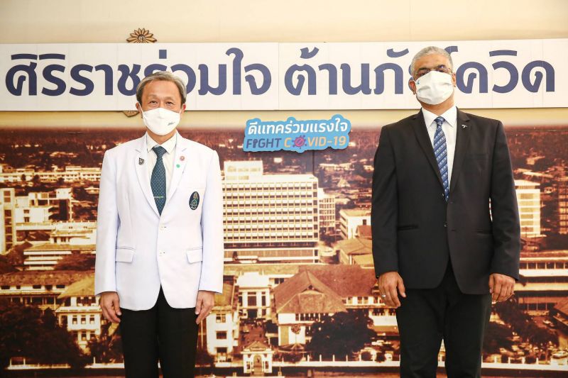 ศ.ดร.นพ.ประสิทธิ์ วัฒนาภา คณบดีคณะแพทยศาสตร์ศิริราชพยาบาล มหาวิทยาลัยมหิดล  และ นายชารัด เมห์โรทรา ประธานเจ้าหน้าที่บริหาร บริษัท โทเทิ่ล แอ็คเซ็ส คอมมูนิเคชั่น จำกัด (มหาชน) หรือดีแทค ถ่ายภาพร่วมกันในโครงการความร่วมมือสู้วิกฤตร่วมกับ รพ.ศิริราช ลุยภารกิจป้องกันผู้ป่วยจากโรคระบาดโควิด-19
