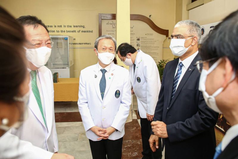 ศ.ดร.นพ.ประสิทธิ์ วัฒนาภา คณบดีคณะแพทยศาสตร์ศิริราชพยาบาล มหาวิทยาลัยมหิดล  และ นายชารัด เมห์โรทรา ประธานเจ้าหน้าที่บริหาร บริษัท โทเทิ่ล แอ็คเซ็ส คอมมูนิเคชั่น จำกัด (มหาชน) หรือดีแทค ถ่ายภาพร่วมกันในโครงการความร่วมมือสู้วิกฤตร่วมกับ รพ.ศิริราช ลุยภารกิจป้องกันผู้ป่วยจากโรคระบาดโควิด-19
