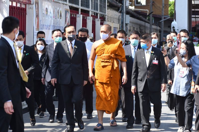 นายกฯตรวจเยี่ยมศูนย์ช่วยเหลือผู้กระทบโควิดวัดระฆังฯ