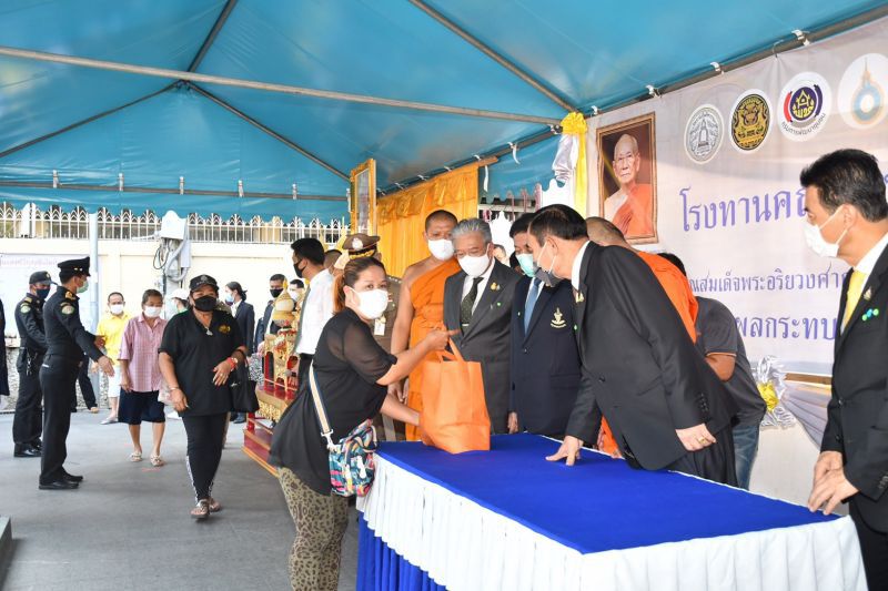 นายกฯตรวจเยี่ยมศูนย์ช่วยเหลือผู้กระทบโควิดวัดระฆังฯ