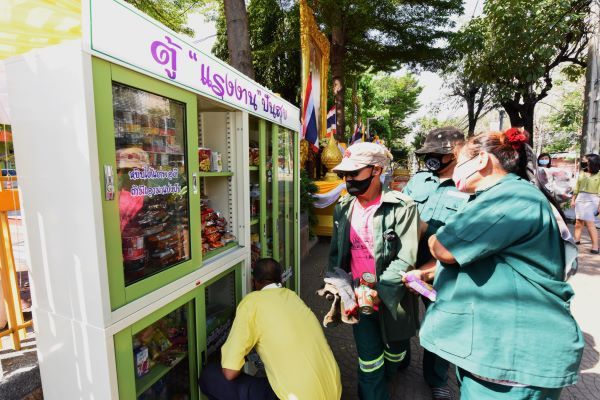 กระทรวงแรงงานมาแล้วตั้งตู้"ปันสุข"หน้าบ้าน