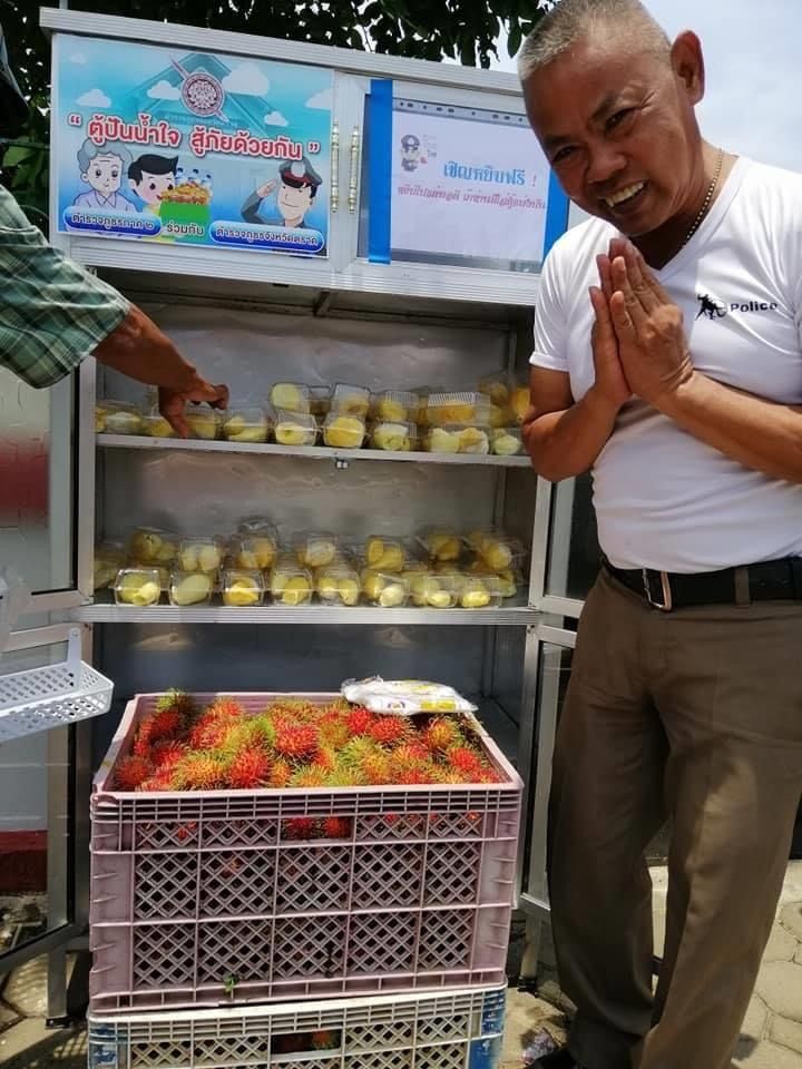 จัดเต็มแจกทุเรียน-เงาะ ใน "ตู้ปันสุข"