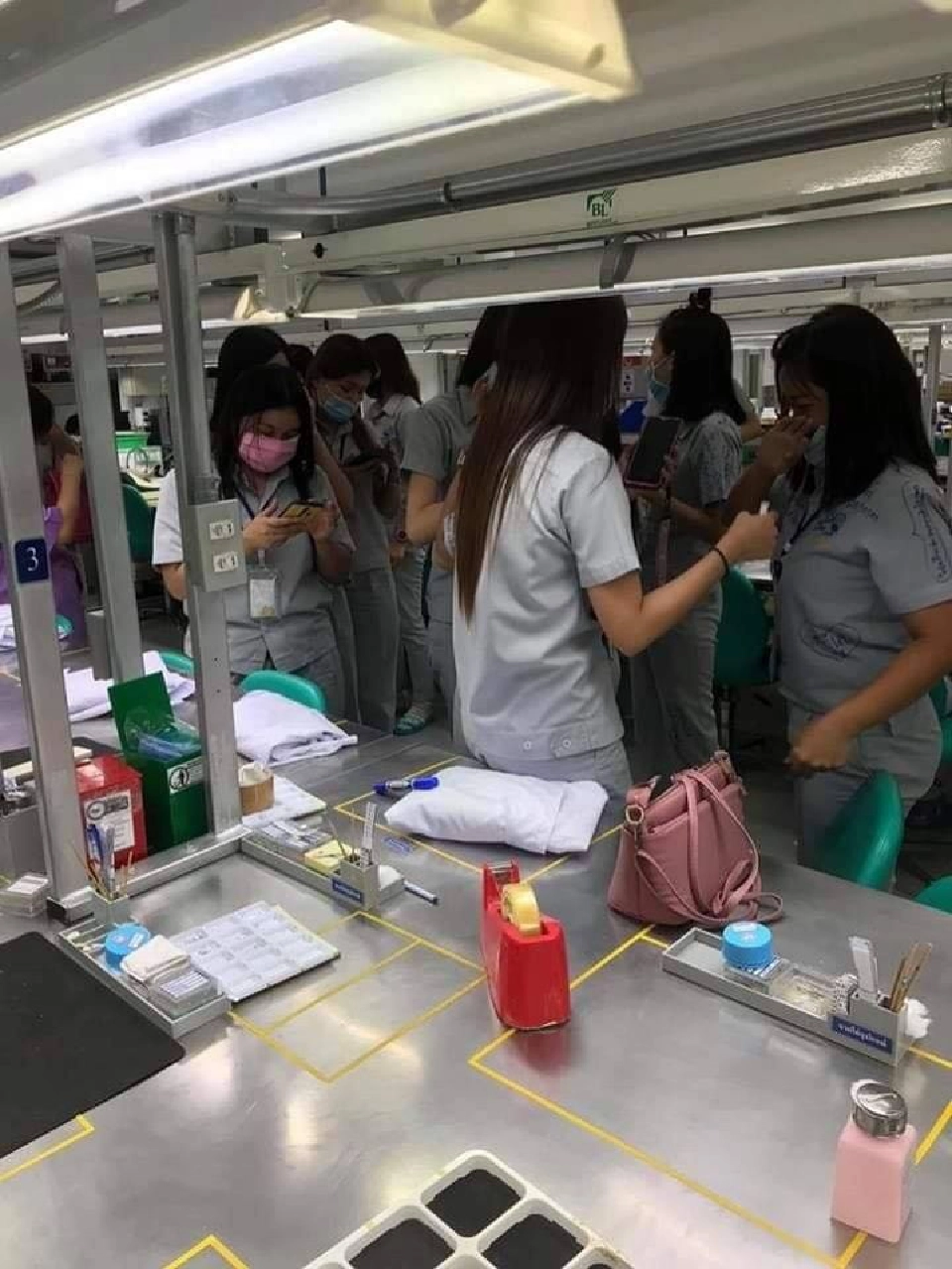 พนง. 300-500 ชีวิตกอดคอร้องไห้  โรงงานเลิกจ้าง