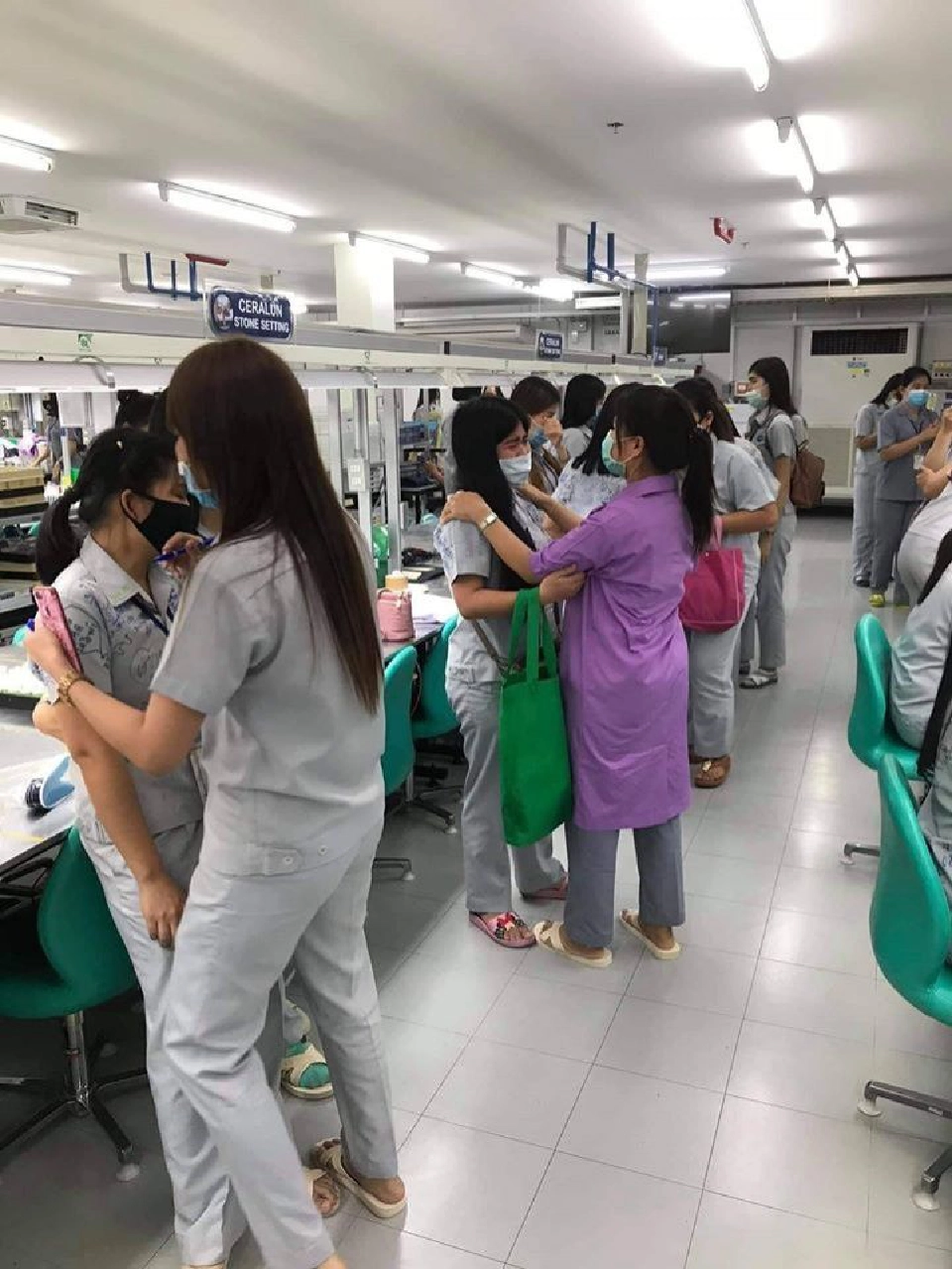 พนง. 300-500 ชีวิตกอดคอร้องไห้  โรงงานเลิกจ้าง