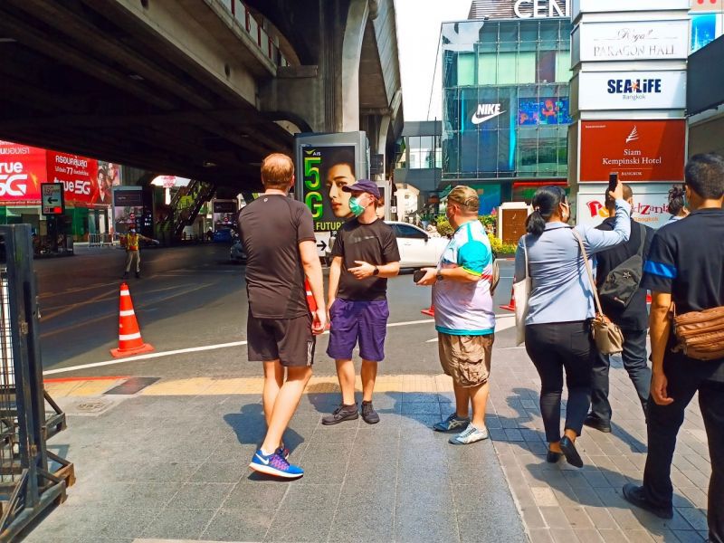 ต่อคิวเว้นระยะรอเข้า "สยามพารากอน"ทั้งไทย-ต่างชาติ